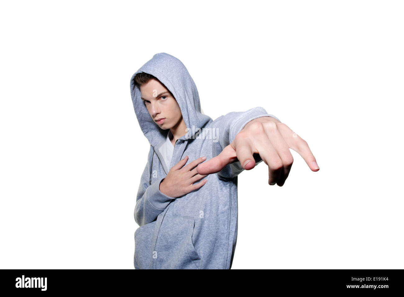 Ein cooles Blickender Jugendlicher Mann Vor Graffiti Stockfoto