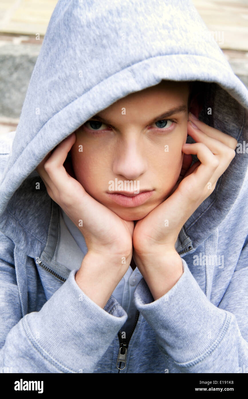 Ein cooles Blickender Jugendlicher Mann Vor Graffiti Stockfoto