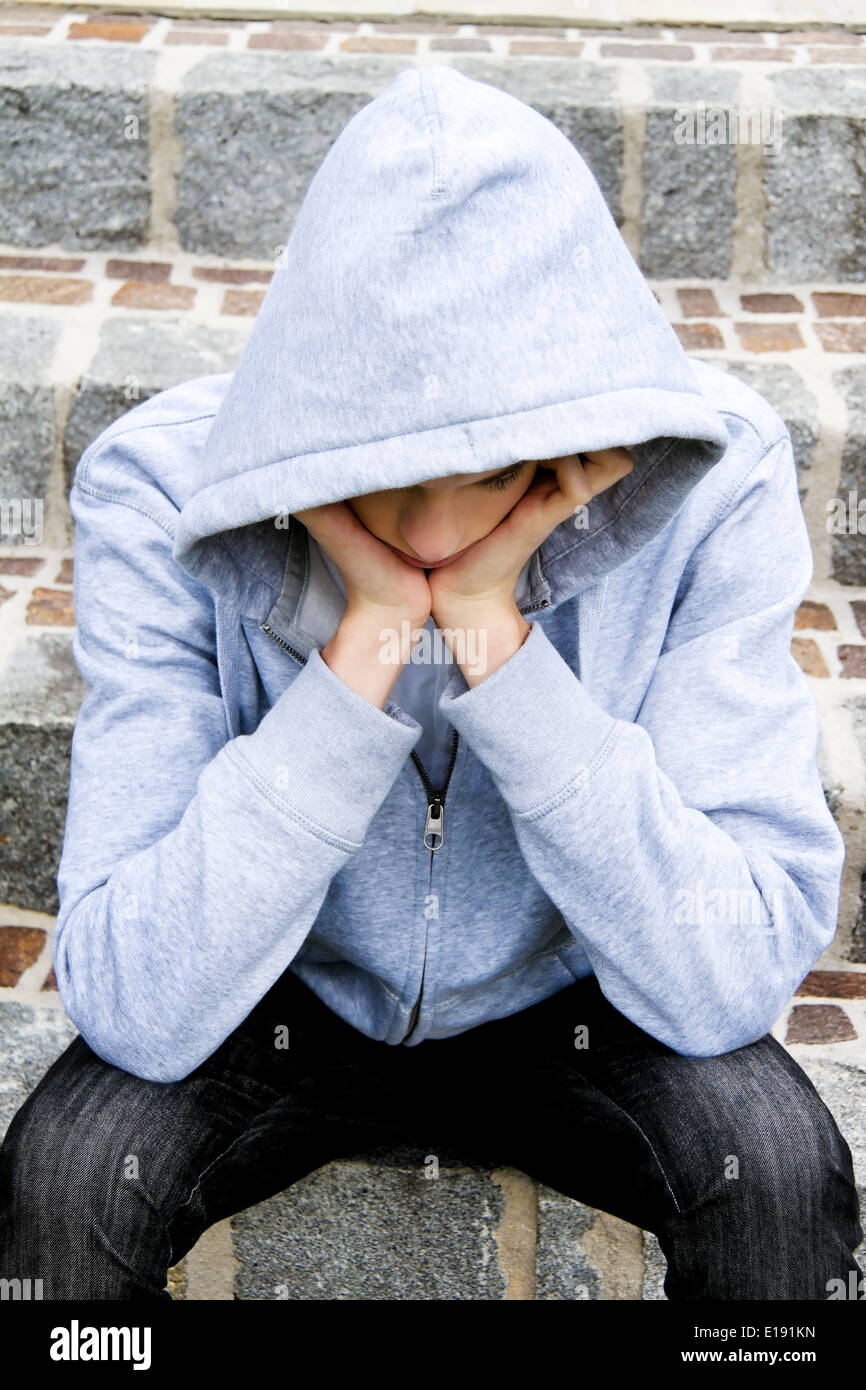 Ein cooles Blickender Jugendlicher Mann Vor Graffiti Stockfoto