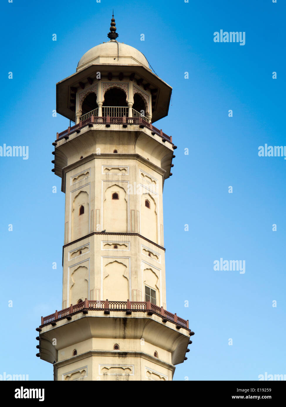 Indien, Rajasthan, Jaipur, Modikhana, Tripolia Basar, Jantar Mantar Minarett Stockfoto