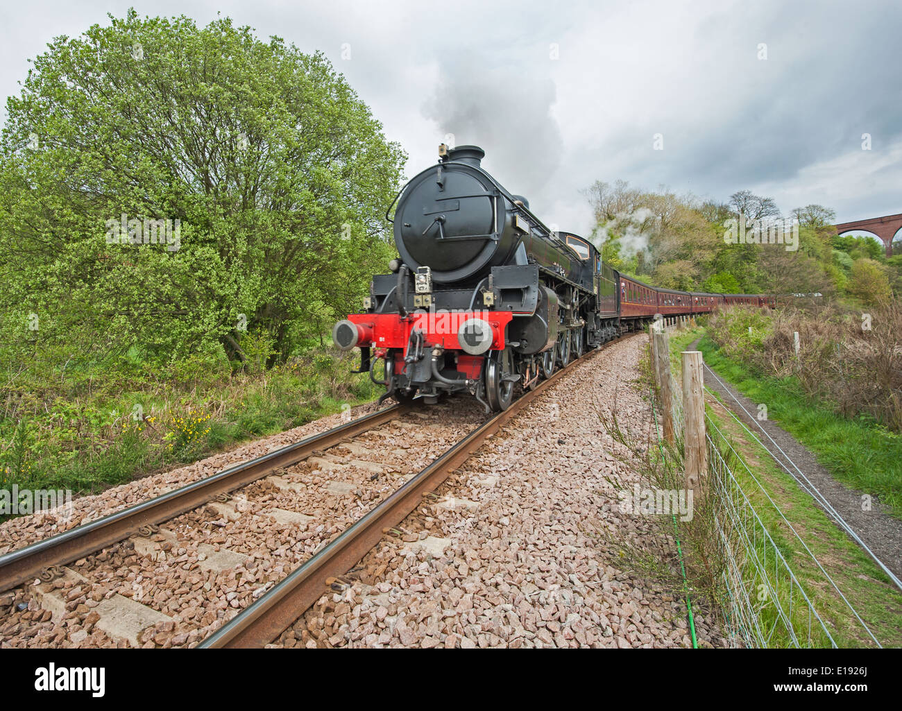 Alte englische Dampfzug auf Schienen durch die ländliche Landschaft Landschaft reisen Stockfoto