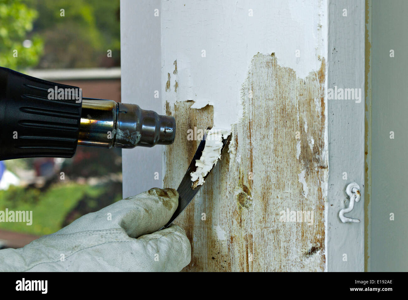Malen Sie aus Holzrahmen mit Schaber und Wärme Gewehr entfernt werden Stockfoto