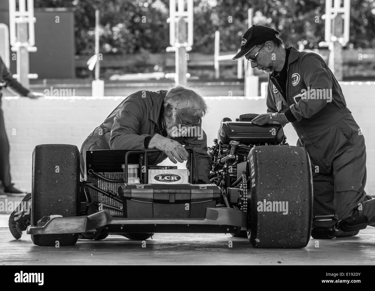Mechanik, die Inspektion Beiwagen für den Rennsport Straße Würdigkeit vor der Beiwagen Praxis, Isle Of Man TT 2014 Stockfoto