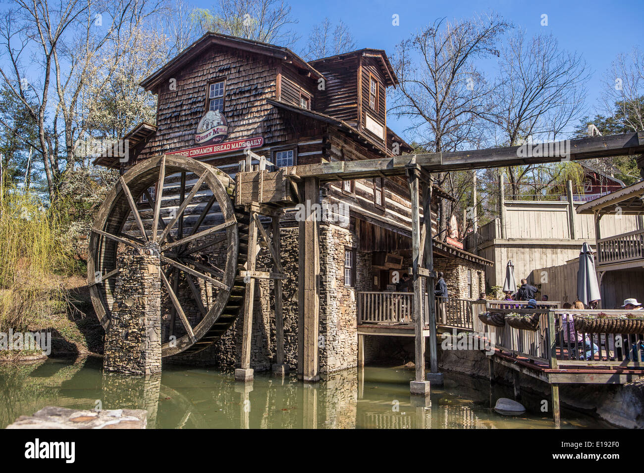 Dollywood Grist Mill ist im Themenpark Dollywood in Pigeon Forge, Tennessee abgebildet. Stockfoto