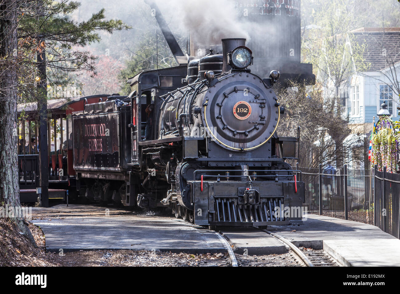 Die Schmalspur Dampflok Dollywood Express ist im Themenpark Dollywood in Pigeon Forge, Tennessee abgebildet. Stockfoto