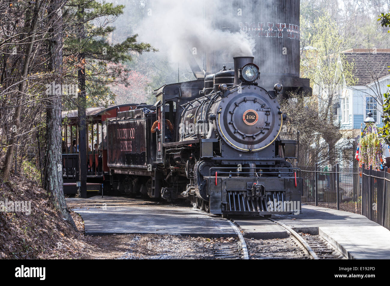 Die Schmalspur Dampflok Dollywood Express ist im Themenpark Dollywood in Pigeon Forge, Tennessee abgebildet. Stockfoto