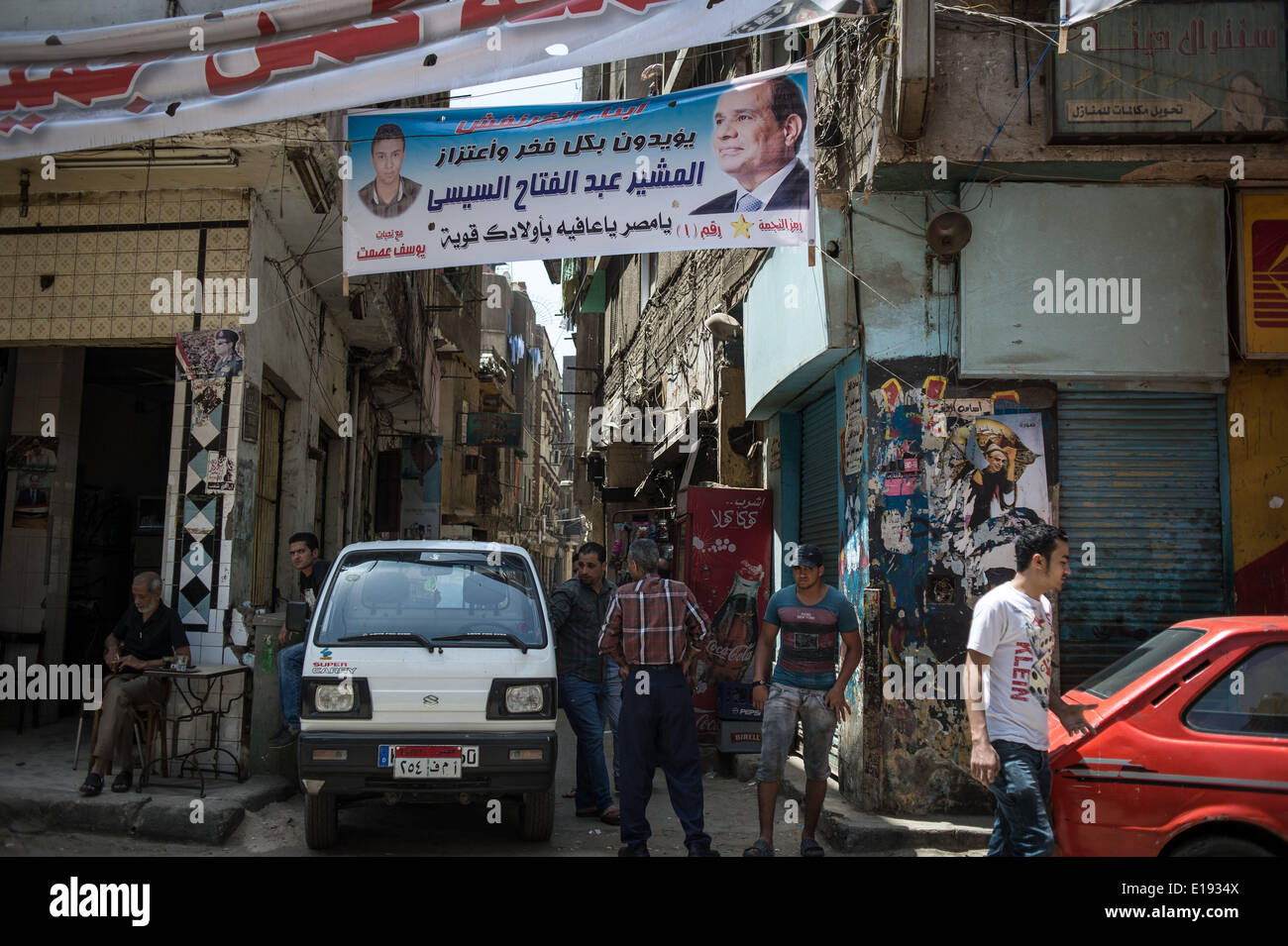 (140527)--Kairo, 27. Mai 2014 (Xinhua)--Plakate von Ägypten Präsidentschaftskandidat Abdel-Fattah al-Sisi auf einer Straße, wo er lebte in der Nähe von Gamalia, die geglaubt wird, um seine Heimatstadt, in Alt-Kairo, Ägypten, am 27. Mai 2014 werden, zu sehen sind. Dienstag ist der letzte Tag der zweitägige Präsidentschaftswahlen, den ersten Wahlen seit dem Sturz des ehemaligen islamistischen Präsidenten Mohamed Morsi letztes Jahr. Ex-Militär Chef Abdel-Fattah al-Sisi, die Mursi Sturz führte, wird balanciert, um einen leichten Sieg über seinen alleinigen Rivalen im Rennen, linker Führer Sabahy Hamdeen Punkte, der dritte in der 2012-Pr kam Stockfoto