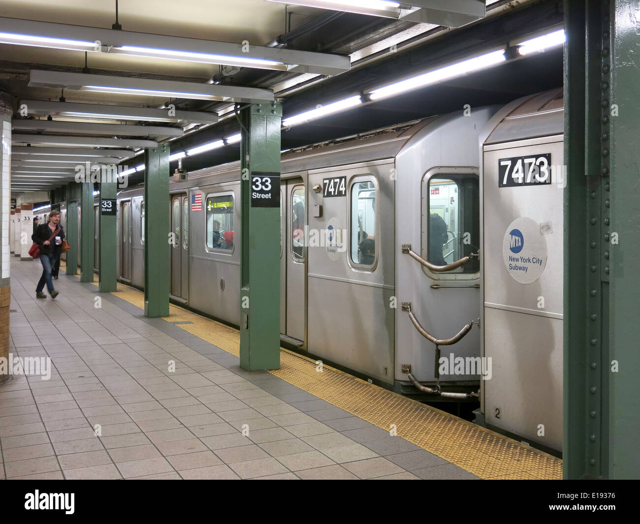 33rd Street U-Bahn-Bahnsteig und Zug, NYC, USA Stockfoto