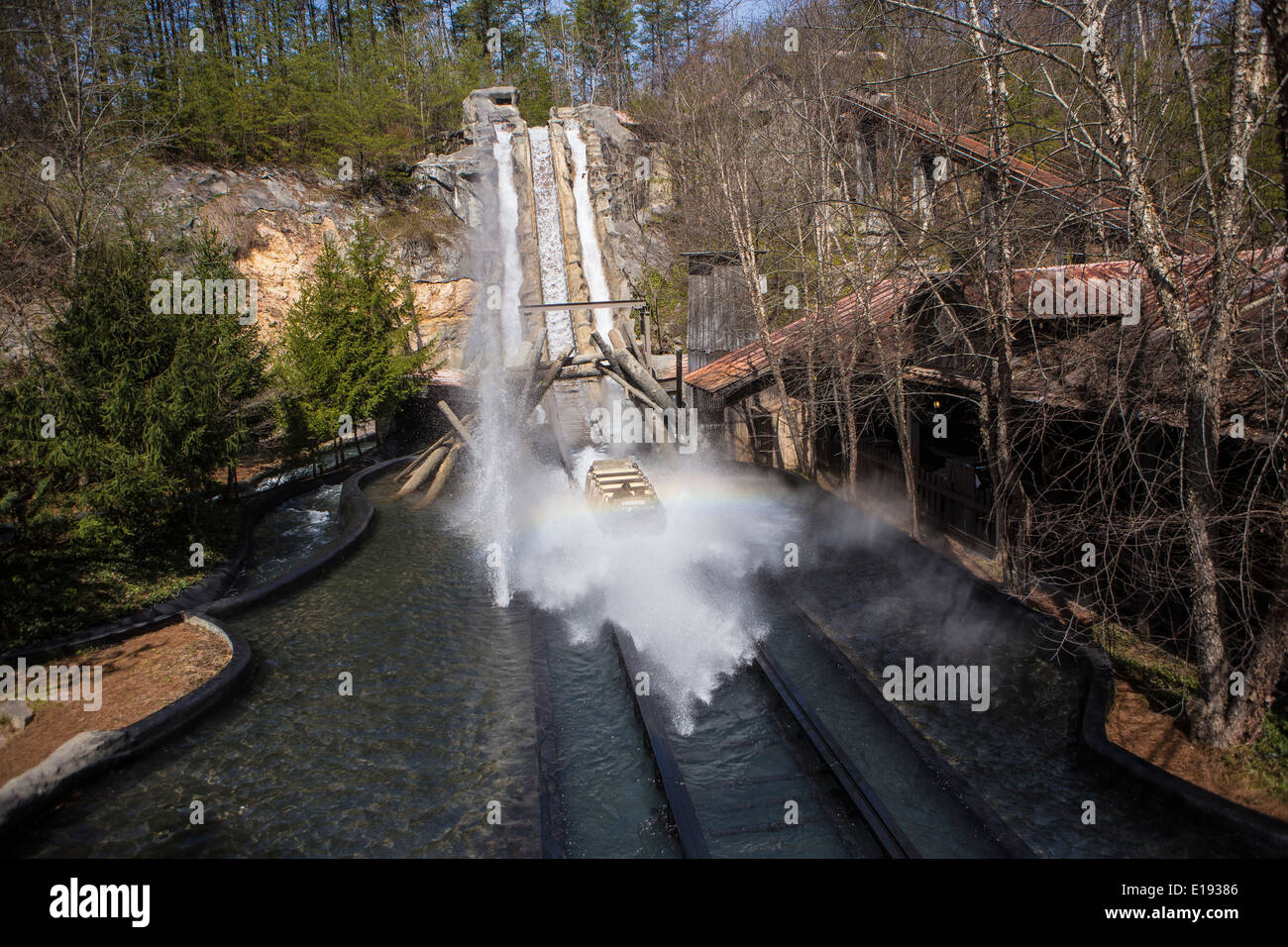 Daredevil fällt Wildwasserbahn ist im Themenpark Dollywood in Pigeon Forge, Tennessee abgebildet. Stockfoto