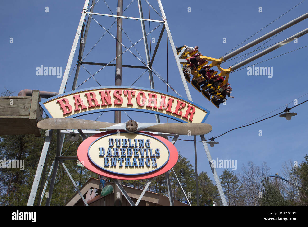 Barnstormer, eine Scheune und gestylt, Giant Swing, Flugzeug ist abgebildet im Themenpark Dollywood in Pigeon Forge, Tennessee Stockfoto