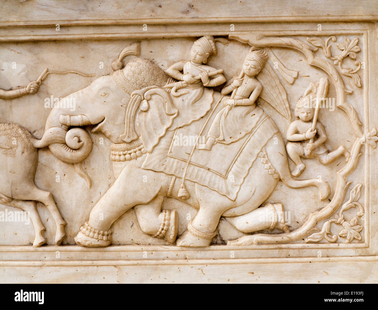 Indien, Rajasthan, Jaipur, Gaitore Ki Chhatriyan, königlichen Einäscherung Boden geschnitzten Marmor Panel der Männer auf elephant Stockfoto