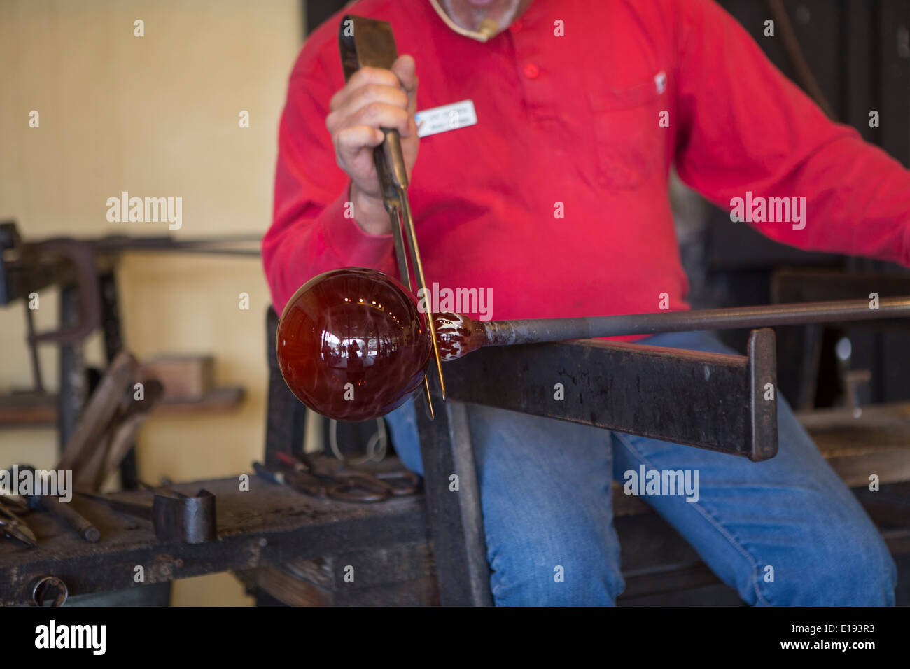 Ein Mann bläst Glas in der Regenbogen-Fabrik geblasen Glasgeschäft im Themenpark Dollywood in Pigeon Forge, Tennessee Stockfoto