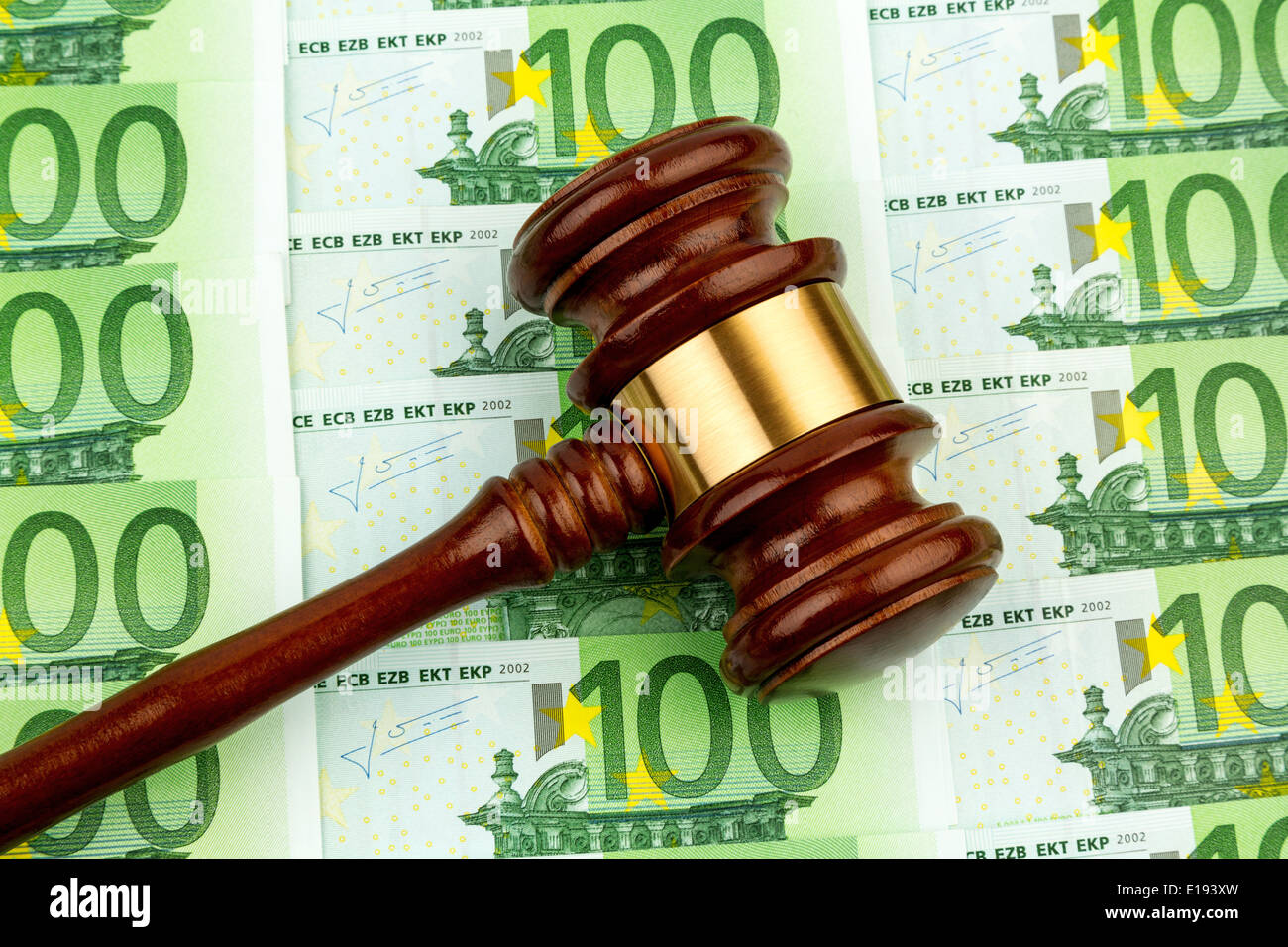 Richterhammer Und Euro-Geldscheine. Symbolfoto Für Kosten Bei Zerlett, Rechtsstaat Und Auktionen Stockfoto