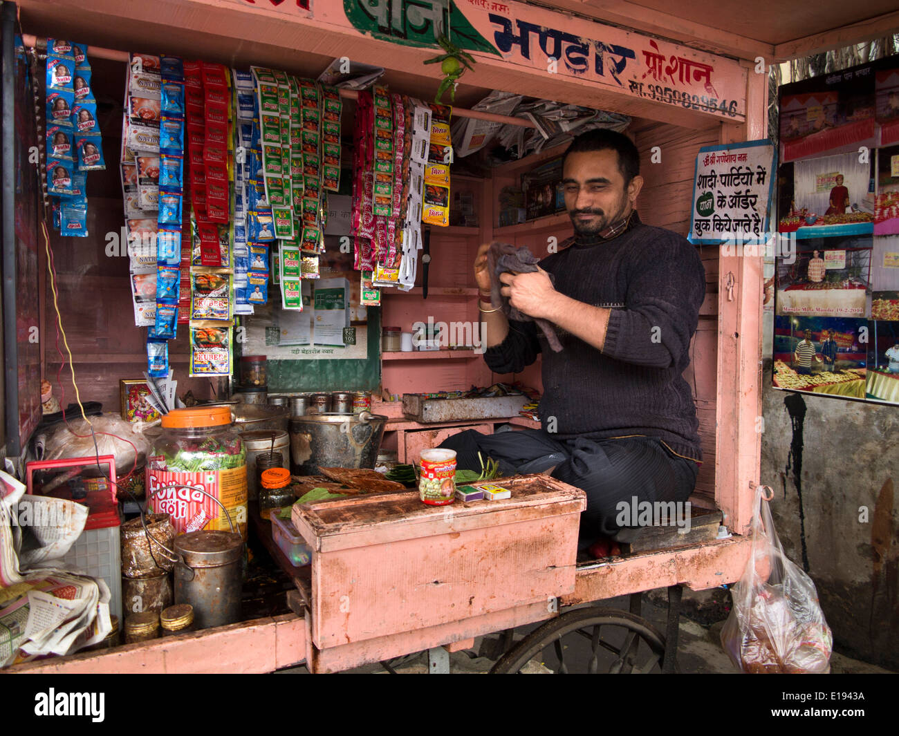 Indien, Rajasthan, Jaipur, Mann saß im inneren kleinen am Straßenrand süß und Paan stall Stockfoto