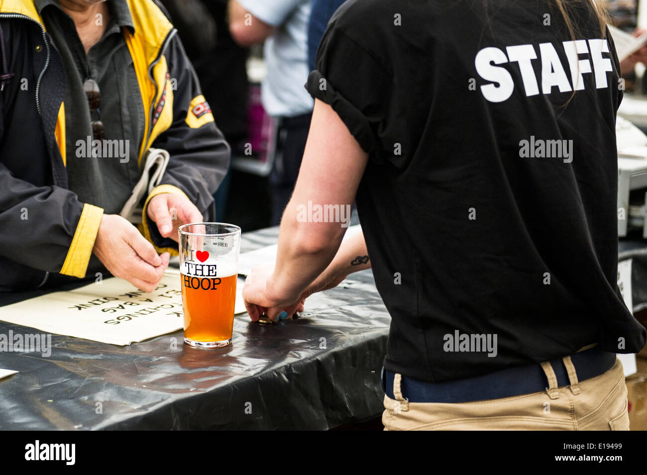 Mitglied der Barpersonal serviert einen halbes Pint real Ale. Stockfoto
