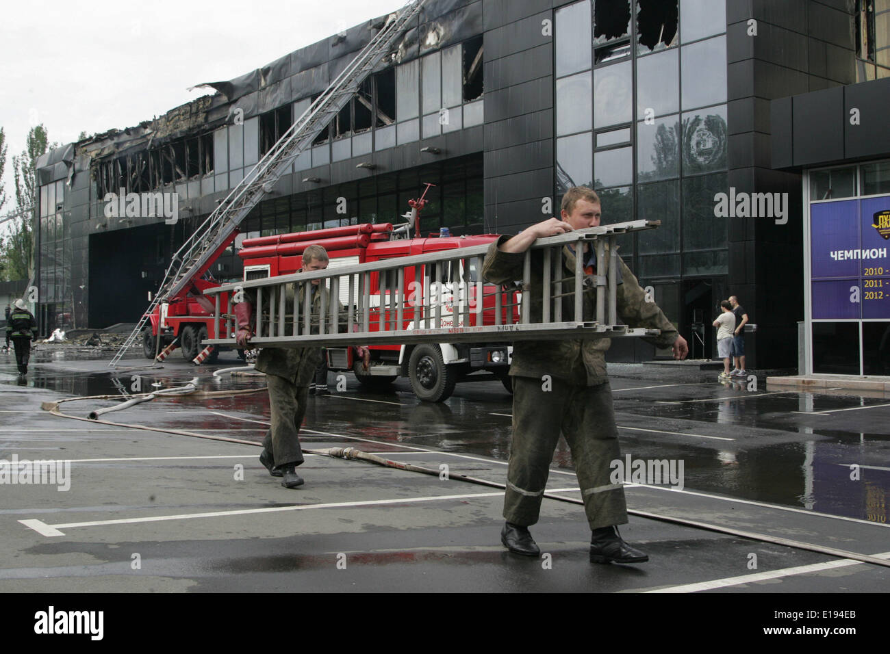 Donezk, Ukraine. 27. Mai 2014. Feuerwehrleute arbeiten in der verbrannten Druschba Hockey Arena in Donezk, Ukraine, 27. Mai 2014. Heimstadion von Donezk Hockeyverein "Donbass" wurde am Montag Abend von unbekannten bewaffneten Menschen verbrannt. Bildnachweis: Alexander Ermochenko/Xinhua/Alamy Live-Nachrichten Stockfoto