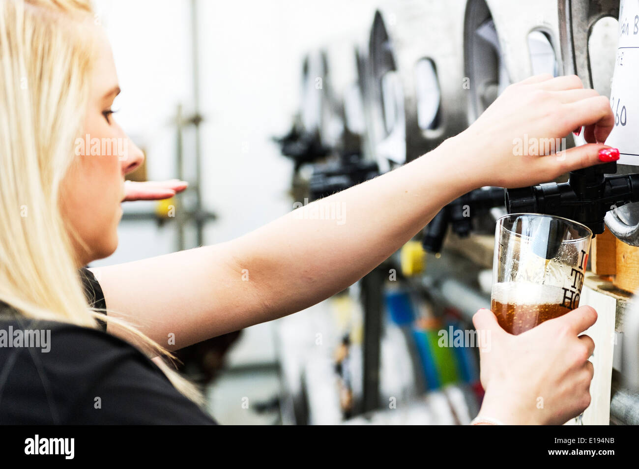 Ein Mitglied von Gießen einen Pint real Ale Personal an der bar. Stockfoto