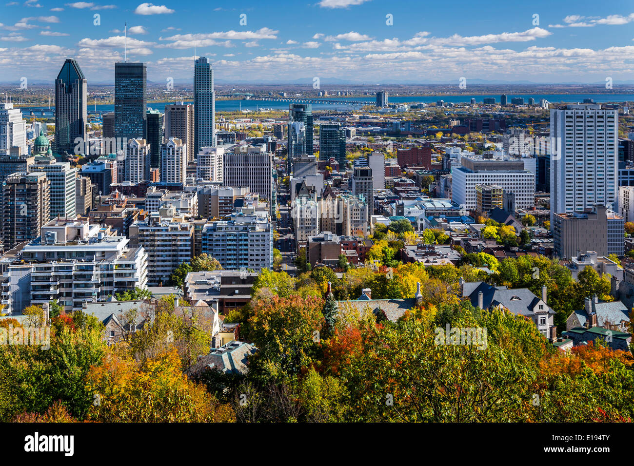 Die Skyline der Stadt mit Herbst Laub Farbe vom Mount Royal Park in Montreal, Quebec, Kanada. Stockfoto