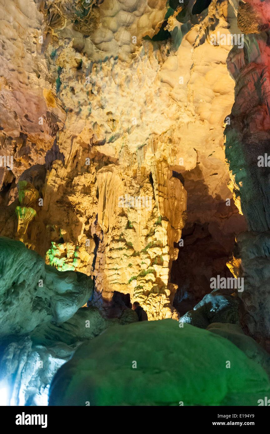 Ha Long Bucht Höhle Stockfoto
