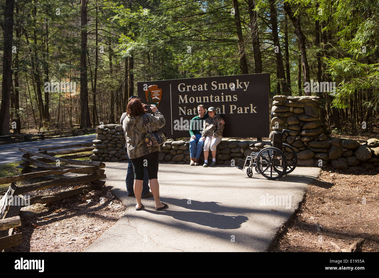 Ein Mann und eine Frau haben sich fotografieren vor der Great Smoky Mountains National Park in Tennessee zu unterzeichnen Stockfoto