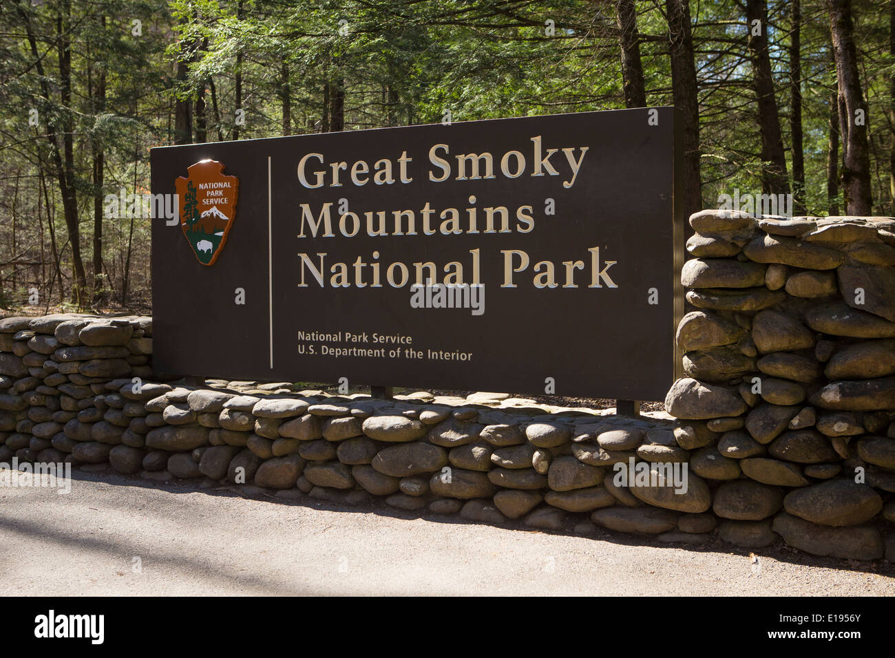 Die Great Smoky Mountains National Park-Schild ist in Tennessee abgebildet. Stockfoto