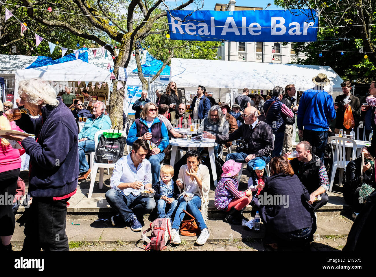 Menschen Essen und trinken in der Sonne. Stockfoto