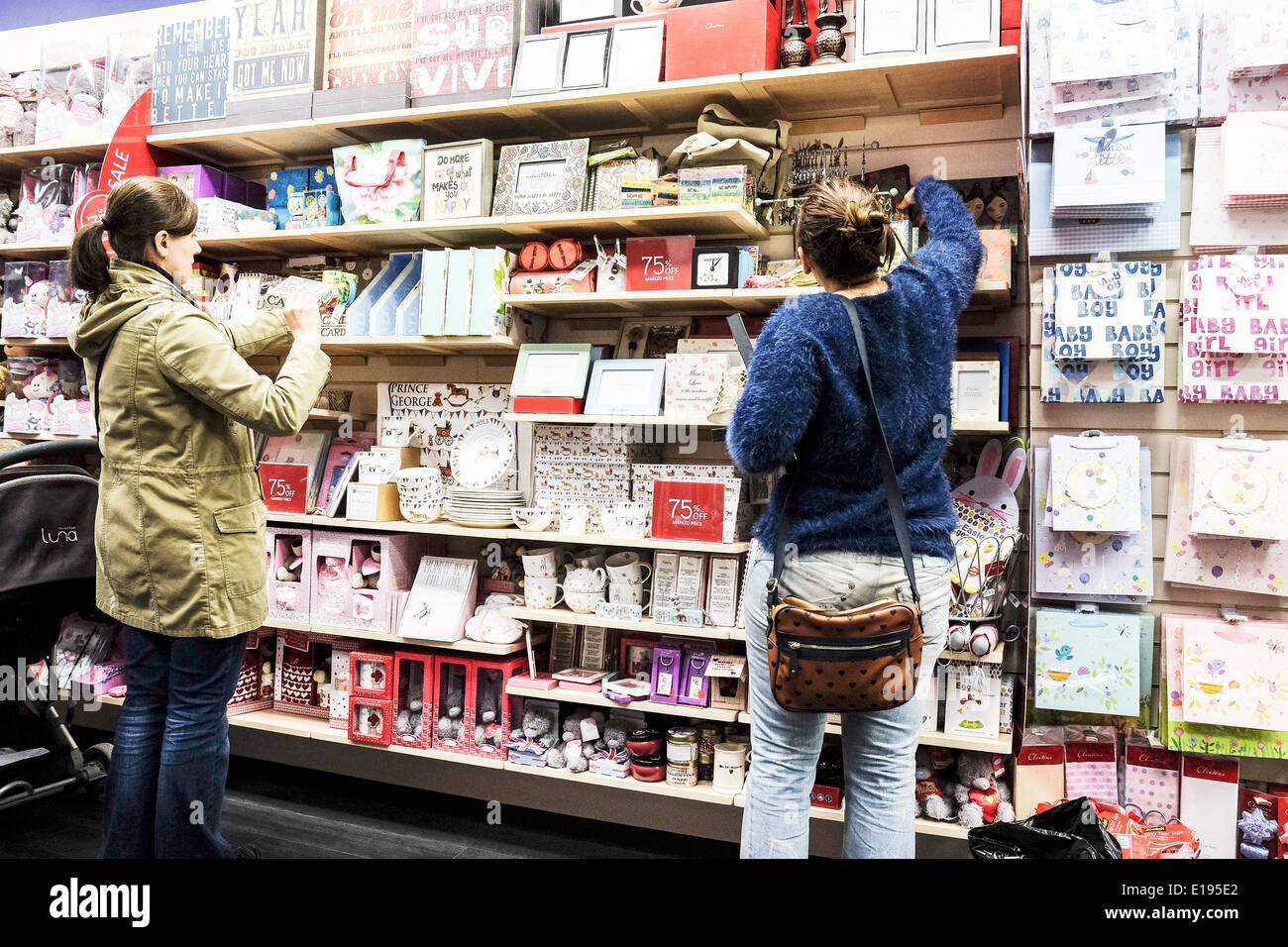 Kunden, Produkte in einem Shop. Stockfoto