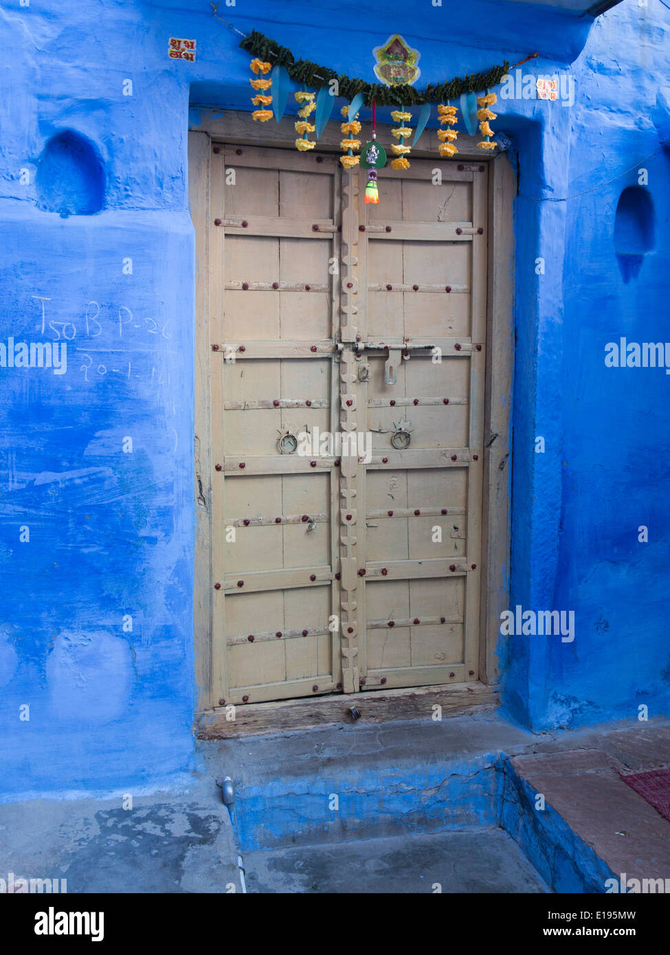 Indien, Rajasthan, Jodhpur, Tür blau lackierten Stadthäuser Stockfoto