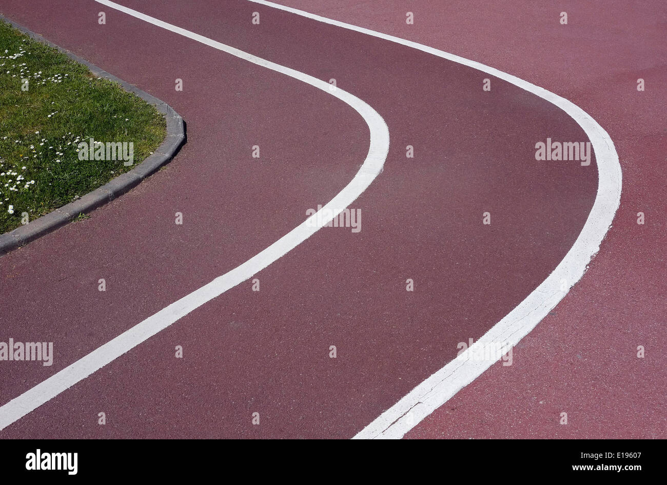 zwei gebogenen weißen gemalte Linien unterwegs Stockfoto