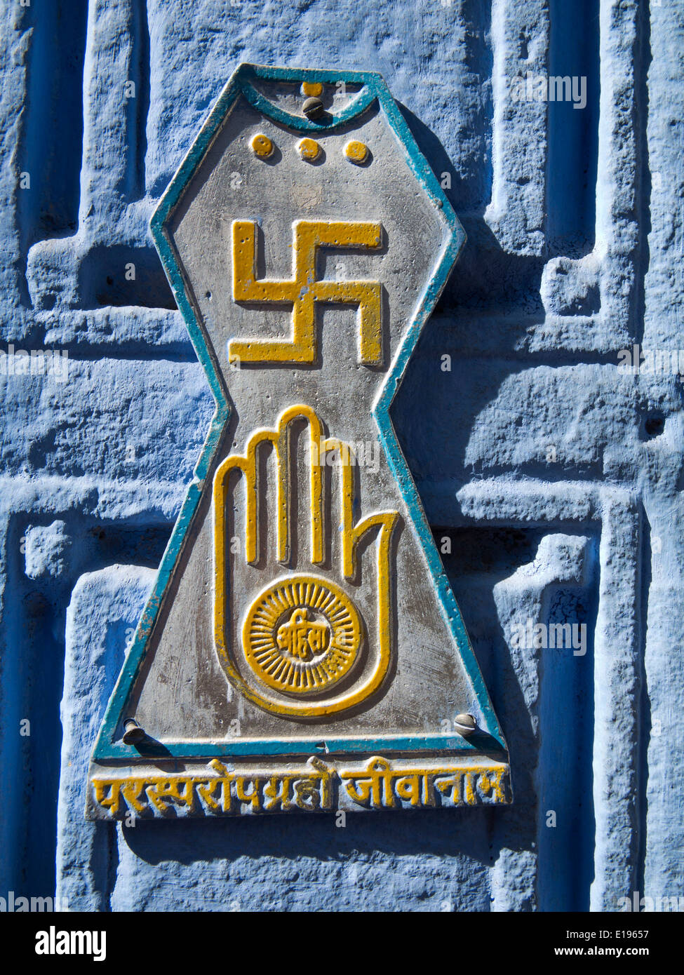 Indien, Rajasthan, Jodhpur, Hakenkreuz und offene Hand Symbole an Tür blau lackierten Stadthaus Stockfoto