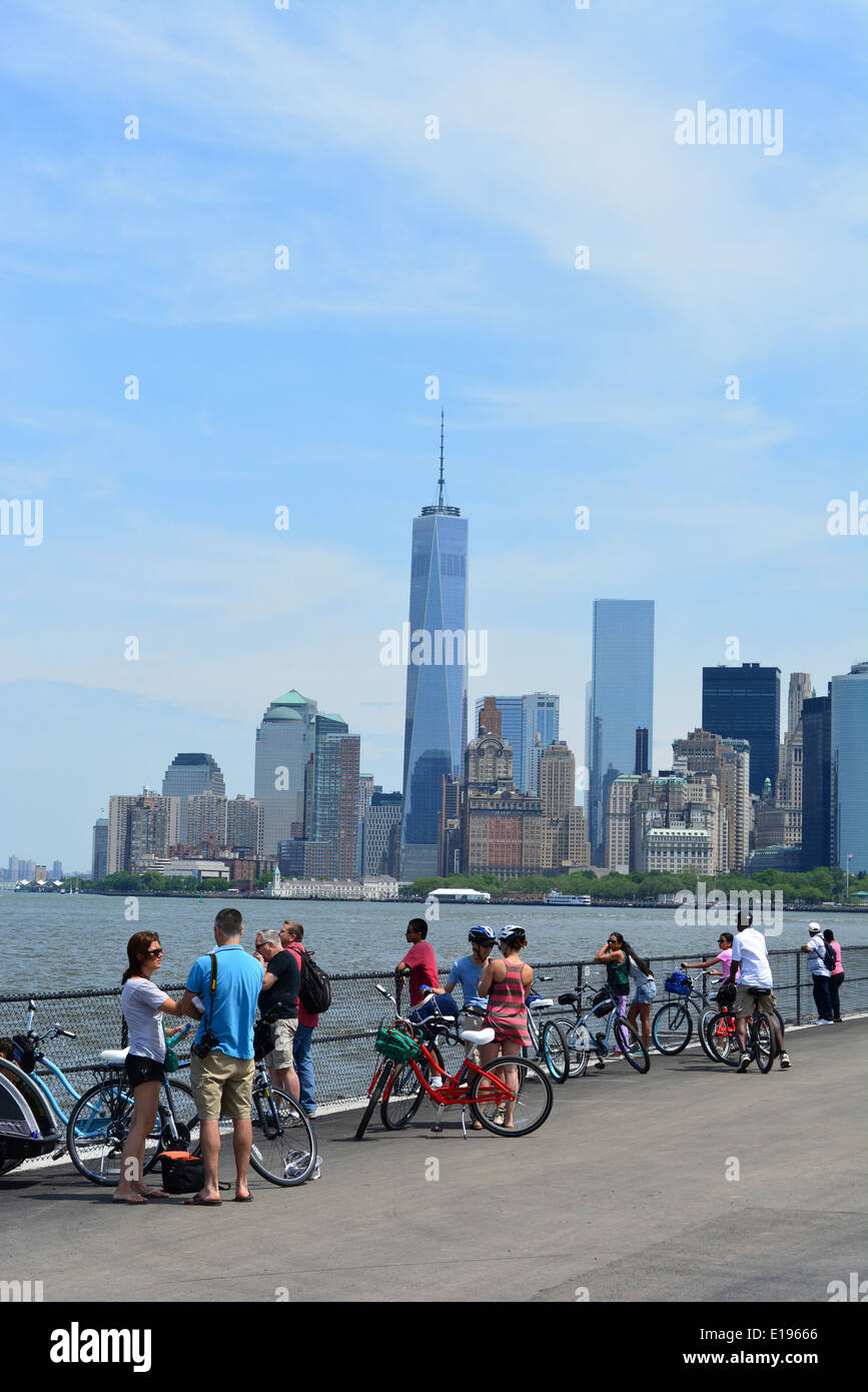 Menschen genießen den Blick auf Lower Manhattan von Governors Island im Hafen von New York. Stockfoto