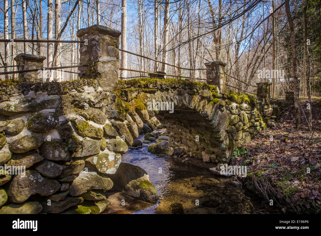 Eine steinerne Brücke ist in der Millionär Zeilenbereich des Great Smoky Mountains National Park in Tennessee abgebildet. Stockfoto