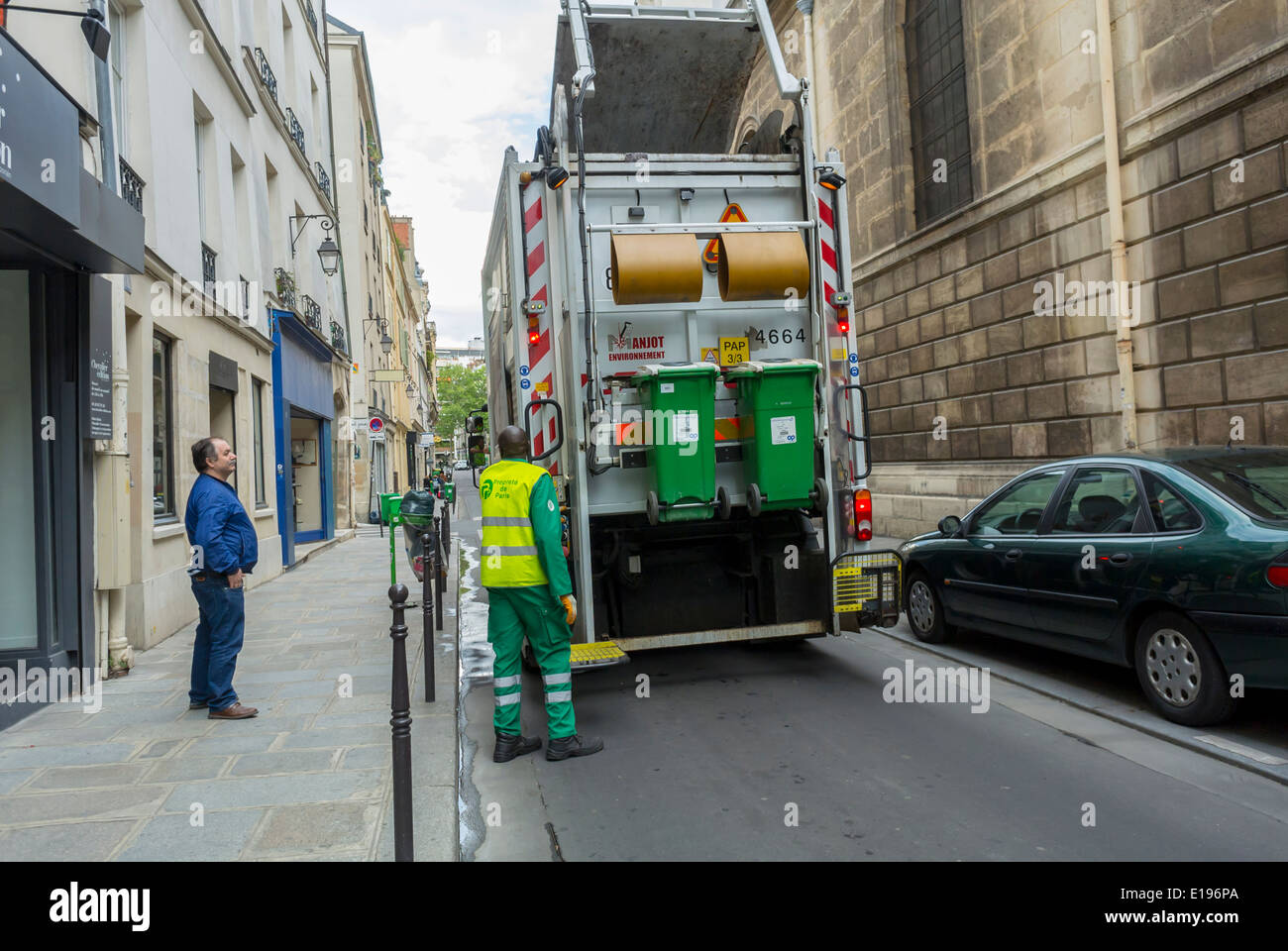 Paris, Frankreich, Marais Gegend, Straßenszene, Glas Recycling französischer LKW Müll Männer, fahrende Mülltonne auf dem Bürgersteig Stockfoto