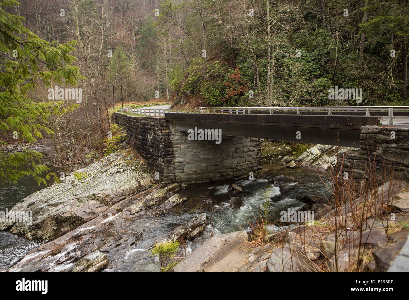 Old State Highway 73 ist im Nationalpark Great Smoky Mountains in Tennessee abgebildet. Stockfoto