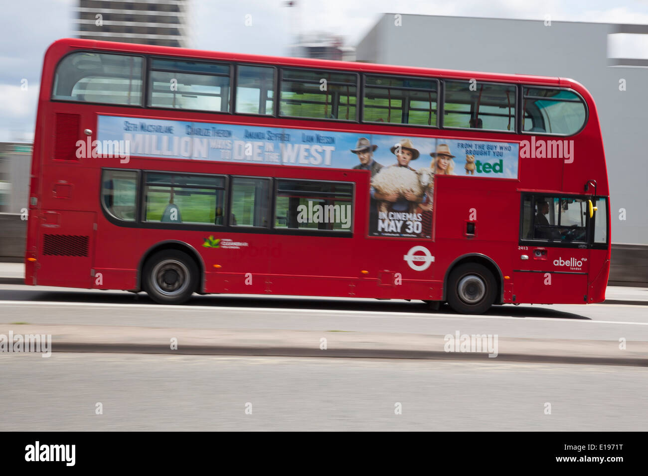 Ein London-Doppeldecker-Bus unterwegs über Waterloo Bridge in London, England Stockfoto