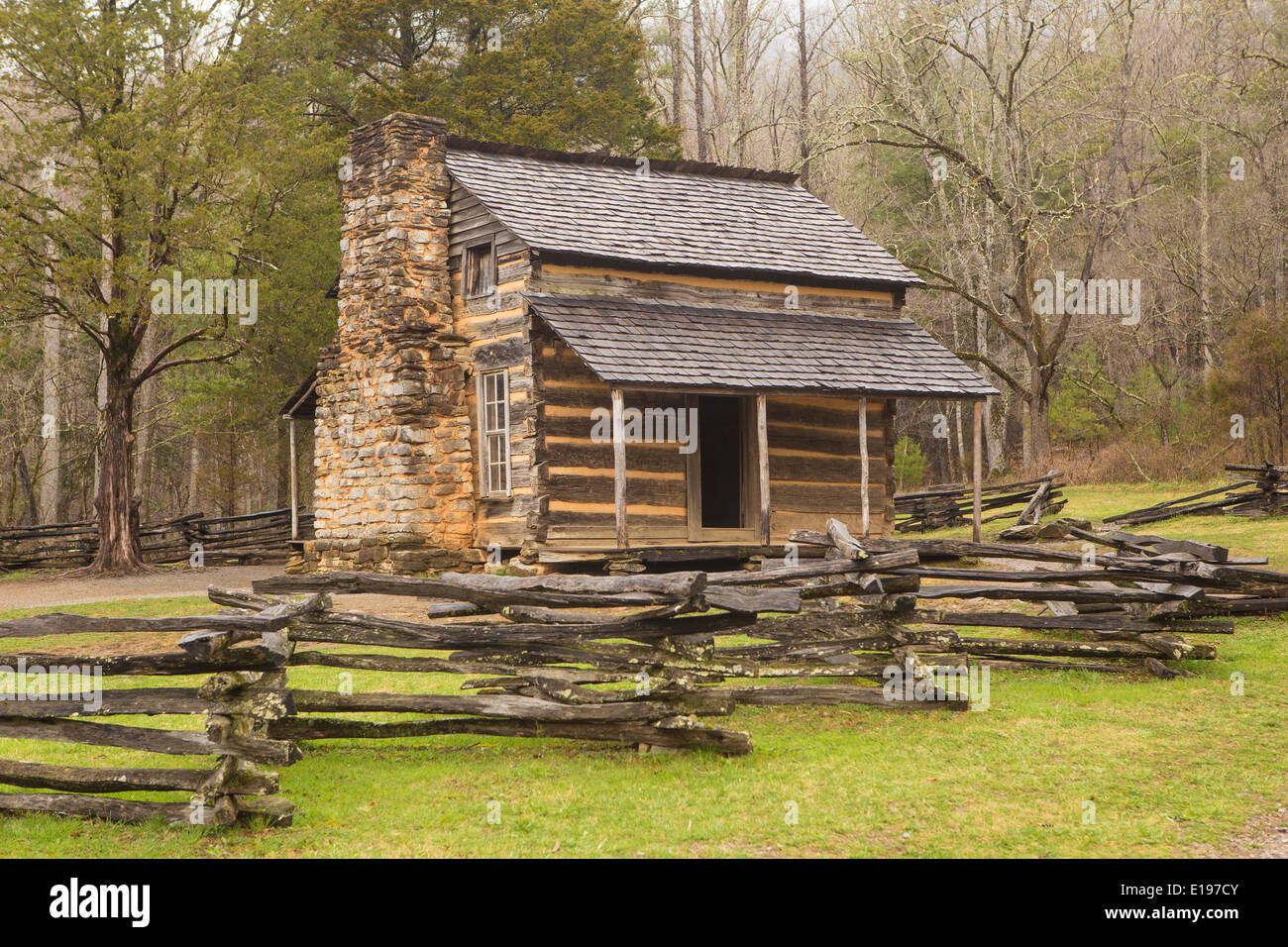 John Oliver Cabin ist im Bereich Cades Cove des Great Smoky Mountains National Park in Tennessee abgebildet. Stockfoto