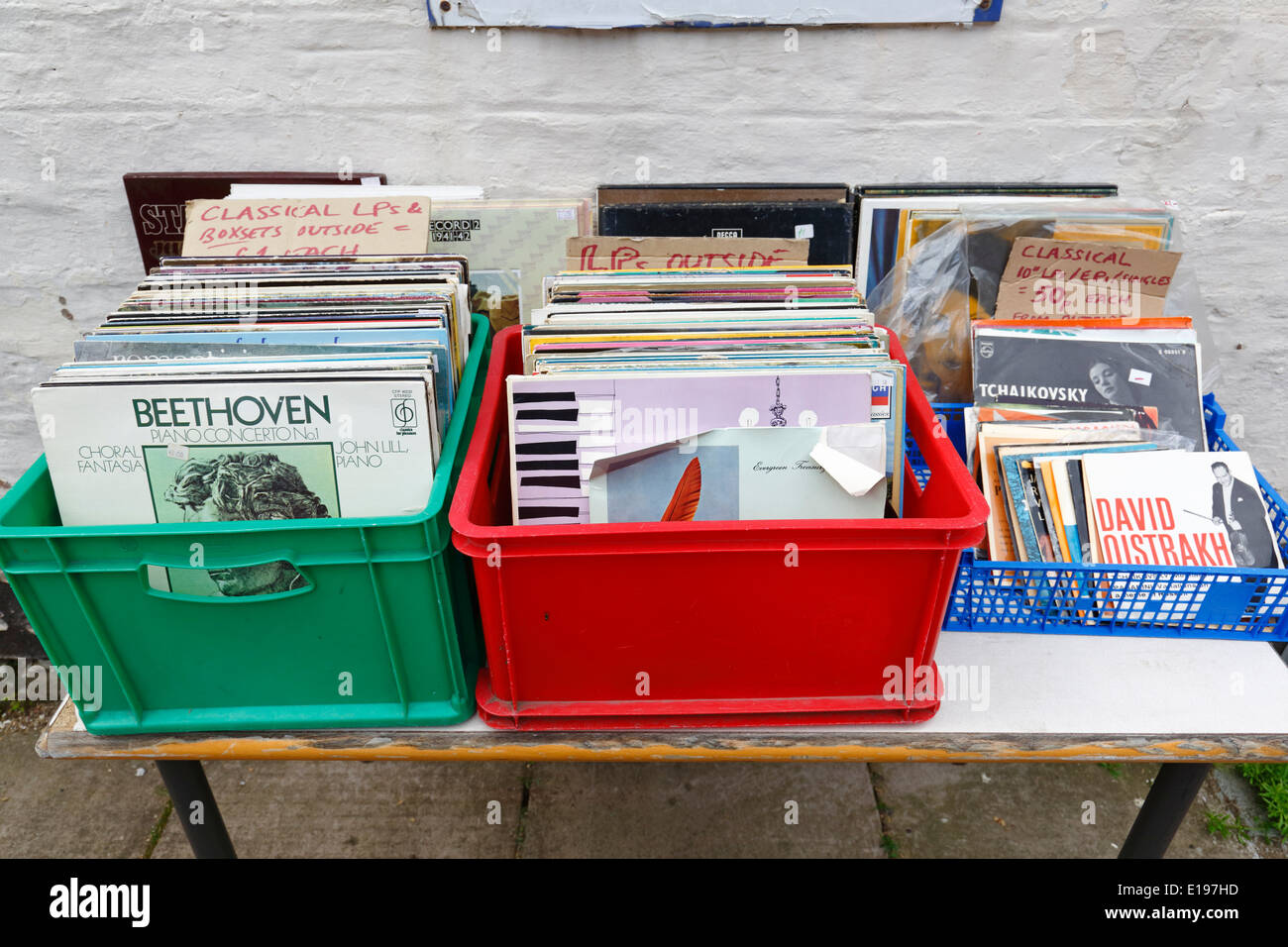 Vinyl-Schallplatten zum Verkauf in einem Second Hand Shop in Großbritannien Stockfoto