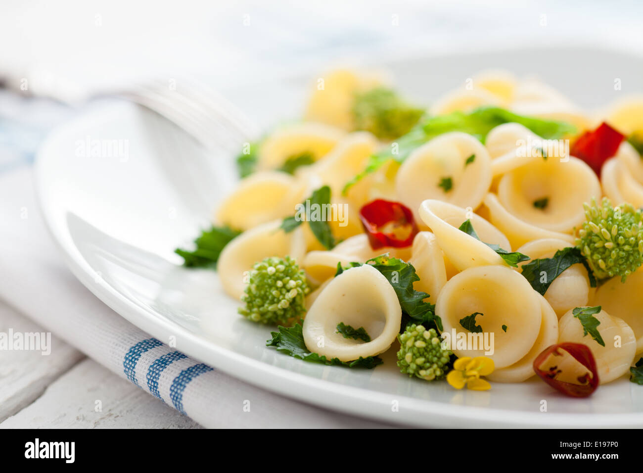 Orecchiette mit Cime di Rapa, ein traditionelles Gericht aus Apulien Stockfoto