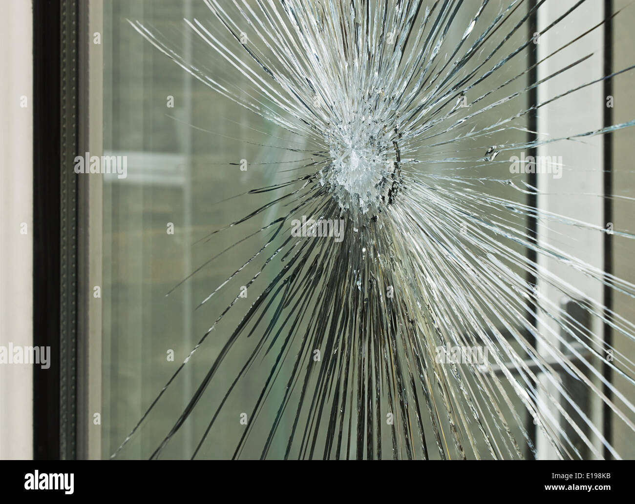 Zerbrochenes Glasfenster zertrümmert durch Unfall oder nach einer Unterbrechung, ideal für einen Versicherungsfall. Stockfoto