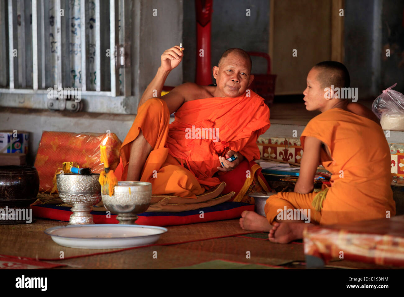 SIEM REAP, Kambodscha - 7. April 2014: Unbekannter Mönche des Tempels Angkor Wat, Siem Reap am 7. November 2014, Kambodscha. Stockfoto