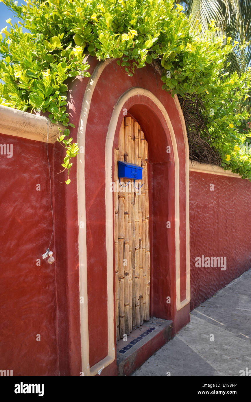 Bunte Tür im Residence in Punta Mita, Mexiko. Stockfoto