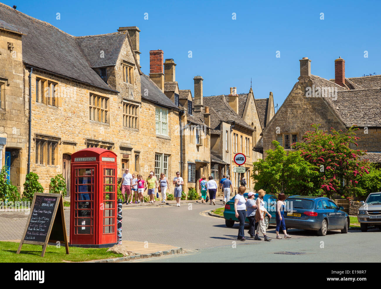 Cotswolds Village of Chipping Campden mit Einkaufsmöglichkeiten auf der High Street, Chipping Campden, den Cotswolds Gloucestershire England GB Europa Stockfoto