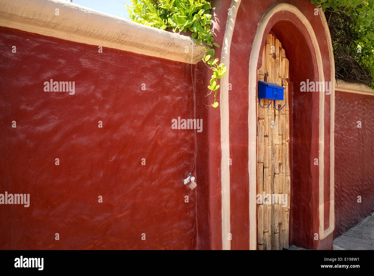 Bunte Tür im Residence in Punta Mita, Mexiko. Stockfoto