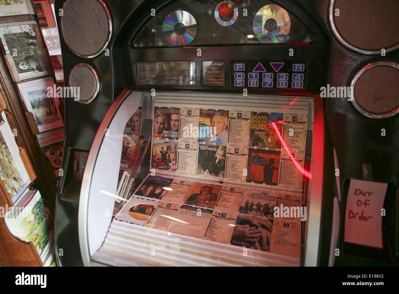 Eine Jukebox ist in The Diner, ein klassisches amerikanisches Diner Restaurant in Sevierville, Tennessee abgebildet. Stockfoto