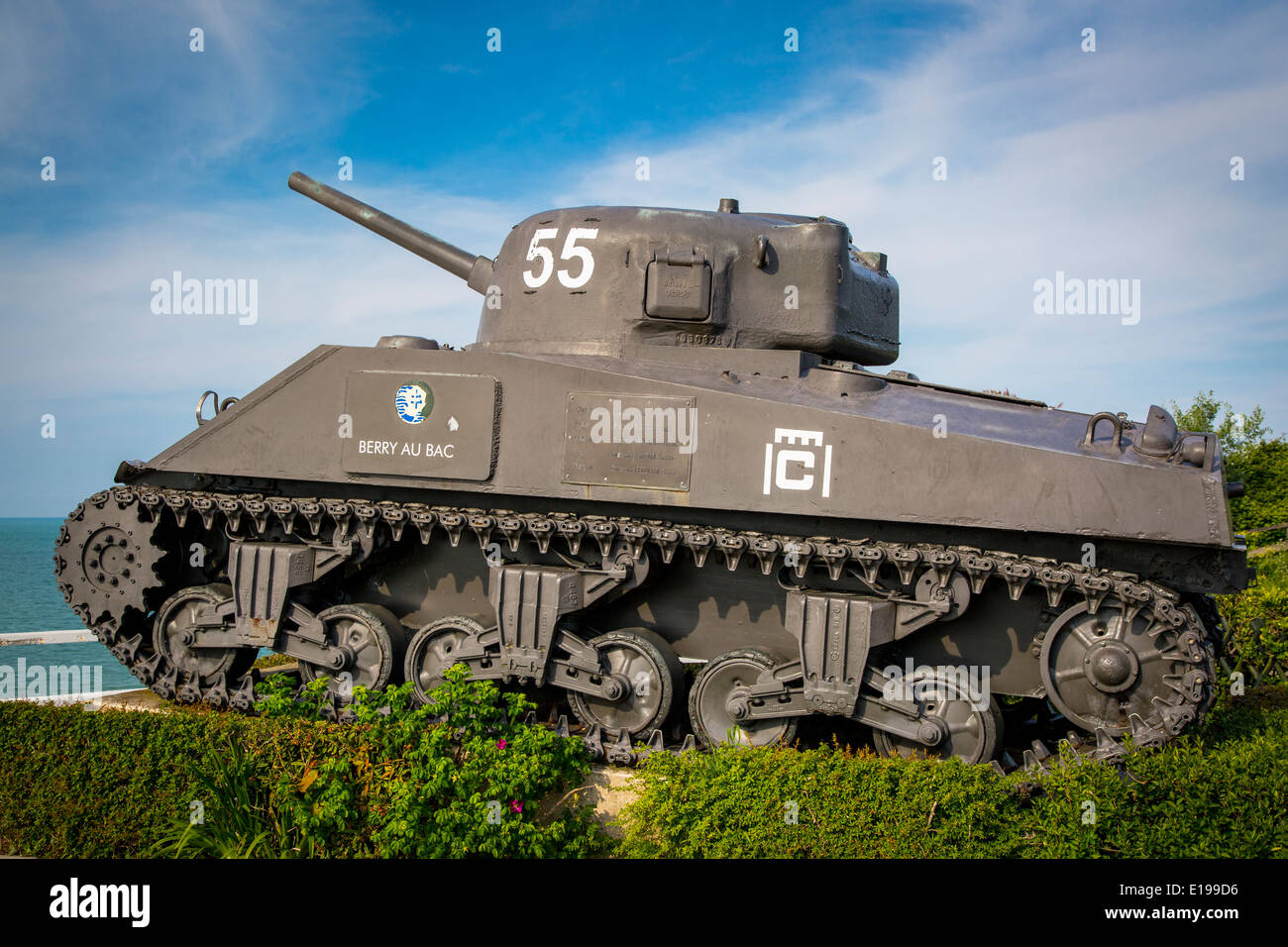 US-Armee Sherman-Panzer auf dem Display entlang der Küste der Normandie an Arromanches-Les-Bains, Frankreich Stockfoto