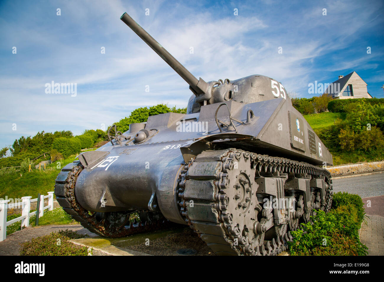 US-Armee Sherman-Panzer auf dem Display entlang der Küste der Normandie an Arromanches-Les-Bains, Frankreich Stockfoto