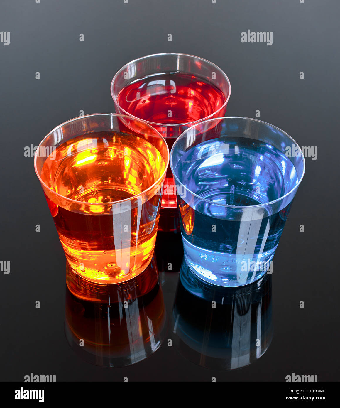 Drei Schüsse auf einem schwarzen Hintergrund perfekt für Werbeaktionen oder Angebot in der alkoholischen Getränkeindustrie Stockfoto
