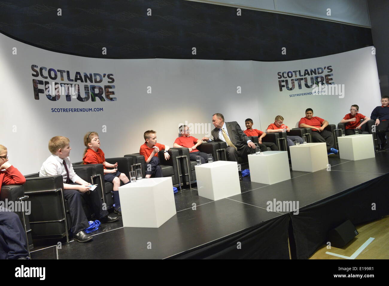 Rutherglen, South Lanarkshire, Schottland, Großbritannien. Mai 2014. Der erste Minister Alex Salmond und das schottische Kabinett trafen sich im Fernhill Community Center und hielten am Dienstag, dem 27. Mai 2014, in Rutherglen, South Lanarkshire, eine Sitzung ab, bei der Mitglieder der Öffentlichkeit Fragen stellten. Das Treffen war eines in einer Reihe, die nach der Veröffentlichung von 'Scotland's Future' und vor dem Unabhängigkeitsreferendum vom 18. September stattfand. Salmond traf später Schüler der Cathkin Primary School, die er zu Mitgliedern seines Kabinetts "ernannte". © David Gordon/Alamy Live News Stockfoto