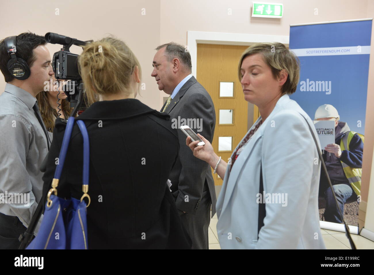 Rutherglen, South Lanarkshire, Schottland, Großbritannien. Mai 2014. Der erste Minister Alex Salmond führt Fernsehinterviews durch, nachdem sich das schottische Kabinett am Dienstag, dem 27. Mai 2014 in Rutherglen, South Lanarkshire, im Fernhill Community Centre getroffen und dort Fragen von Mitgliedern der Öffentlichkeit gestellt hat. Das Treffen war eines in einer Reihe, die nach der Veröffentlichung von 'Scotland's Future' und vor dem Unabhängigkeitsreferendum vom 18. September stattfand. © David Gordon/Alamy Live News Stockfoto