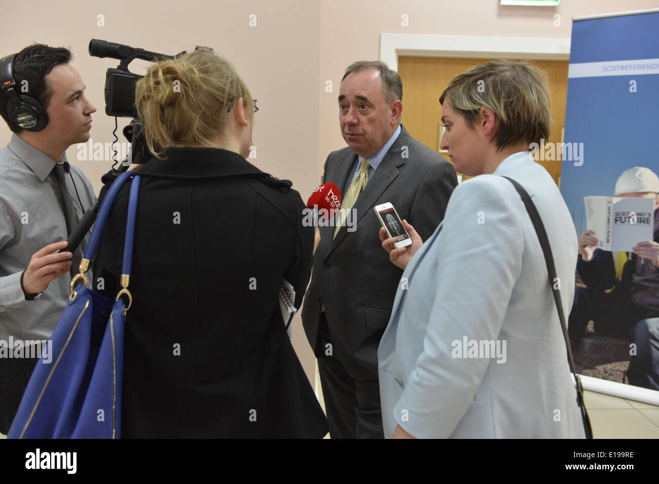 Rutherglen, South Lanarkshire, Schottland, Großbritannien. Mai 2014. Der erste Minister Alex Salmond führt Fernsehinterviews durch, nachdem sich das schottische Kabinett am Dienstag, dem 27. Mai 2014 in Rutherglen, South Lanarkshire, im Fernhill Community Centre getroffen und dort Fragen von Mitgliedern der Öffentlichkeit gestellt hat. Das Treffen war eines in einer Reihe, die nach der Veröffentlichung von 'Scotland's Future' und vor dem Unabhängigkeitsreferendum vom 18. September stattfand. © David Gordon/Alamy Live News Stockfoto